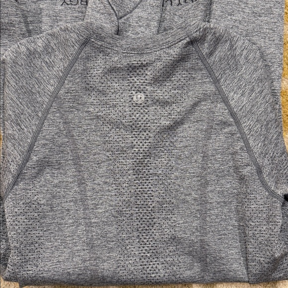 lululemon athletica Gray Long Sleeve Tee Size 4 - Picture 4 of 6